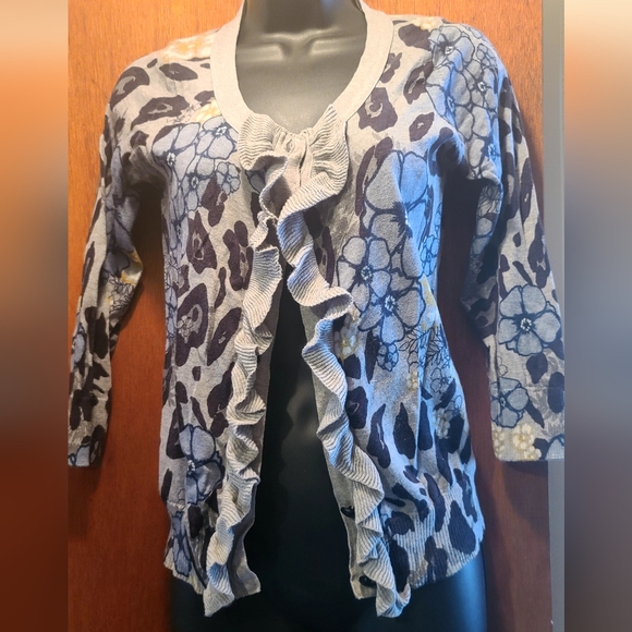 Parfait leopard & floral print gray ruffle & button front sweater szM - Picture 2 of 7